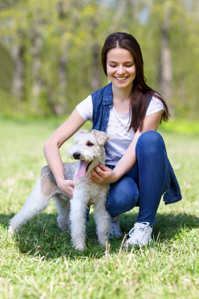 portret piękna, młoda dziewczyna z jej psów - Zdjęcie, obraz