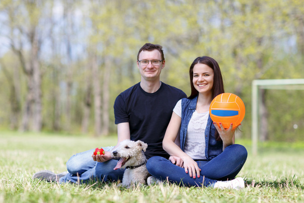 Щаслива молода пара і собака
 - Фото, зображення