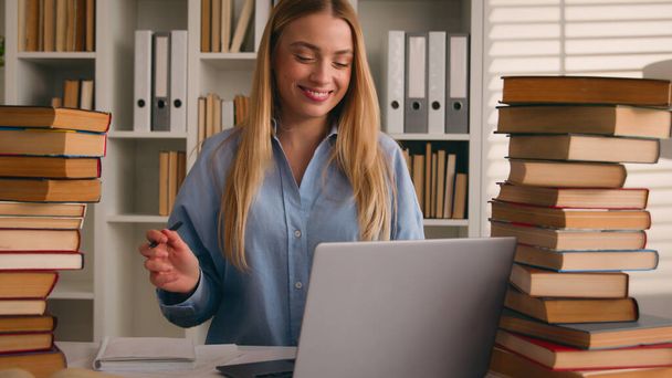 Kavkazský student šťastný usmívající se dívka žena studuje s notebookem a knihy domácí úkol učení on-line znalosti připravit na test zkouška studium na knihovně Cram SAT test knihomol výzkum historie přípravný kurz - Fotografie, Obrázek