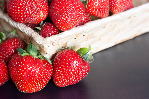 reife Erdbeeren in einem Korb auf dem Tisch. Hochwertiges Foto - Foto, Bild