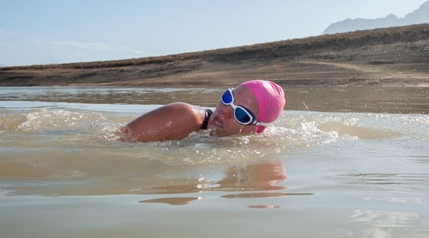 Fêmea nadadora em uma represa
 - Foto, Imagem