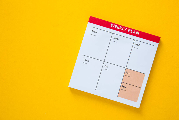 Sarı arka planda beyaz haftalık plan - Fotoğraf, Görsel