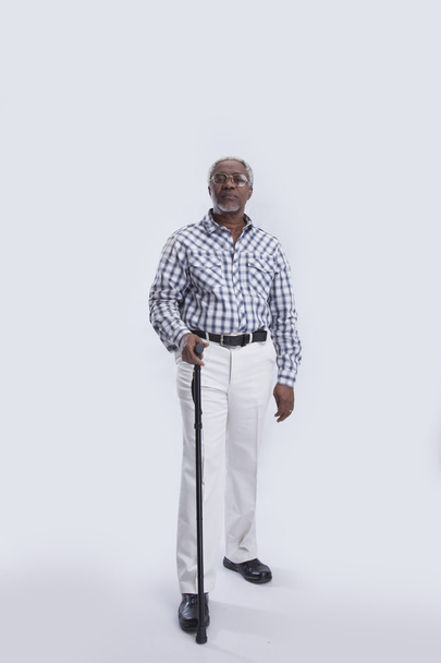 Starszy mężczyzna stoi z trzciny - Zdjęcie, obraz