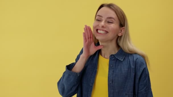 楽しいプロモーター若い女性叫び販売を発表 黄色い背景スタジオの肖像画で孤立して急いで - 映像、動画