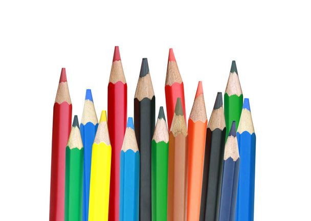 Цветные карандаши или карандаши сложены на белом фоне для дизайна в вашей концепции работы. - Фото, изображение