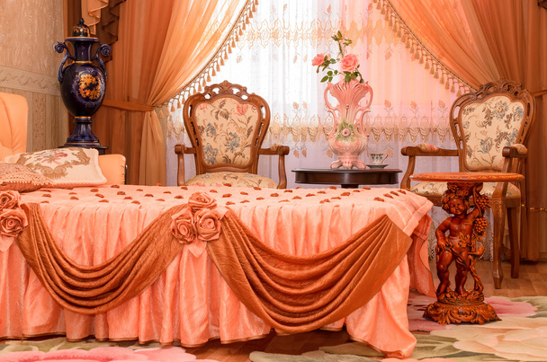 Elegante letto matrimoniale in un appartamento moderno
 - Foto, immagini
