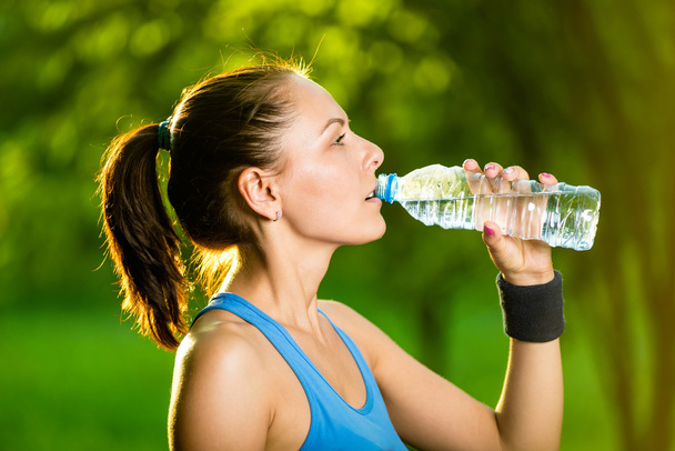 Young woman drinking water after fitness exercise - Zdjęcie, obraz