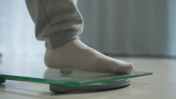 Homme pieds balances mesurant perdre du poids jambes masculines pesant pas à pas régime santé corps masse appareil numérique contrôle compter bien-être sport sportif équilibre minceur plancher excès de poids obésité contrôle - Séquence, vidéo