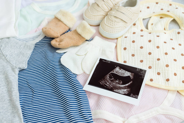 Foto de ultrasonido con ropa de bebé - Foto, Imagen