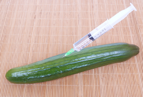 Concombre injecté avec une seringue
 - Photo, image