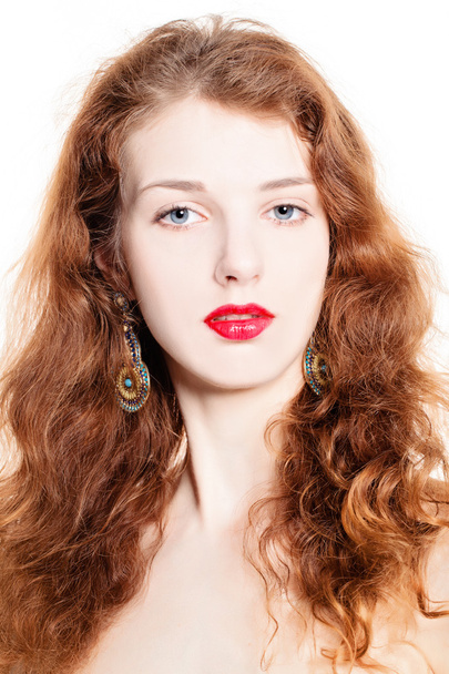 Jovem com cabelo encaracolado vermelho. Retrato de Mulher Bonita
 - Foto, Imagem
