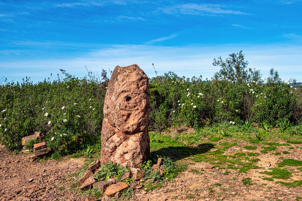 grès Menir da Vilarinha, datant de 6000-4500 avant JC, dans les collines sèches près de Vale Fuzeiros, Algarve au Portugal. Circuito Arqueologico da Vilarinha - Photo, image