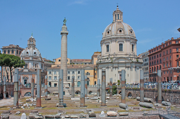 Италия. Рим. Троянская колонна, церкви Санта-Мария
 - Фото, изображение