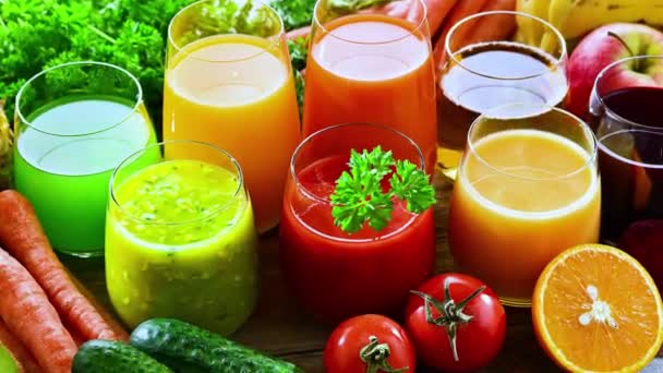 Taze organik sebze ve meyve sularıyla dolu bardaklar. Detoks diyeti - Video, Çekim