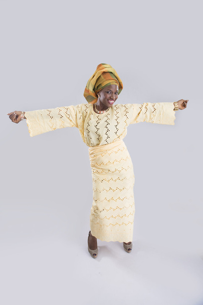 Frau tanzt und lächelt isoliert - Foto, Bild