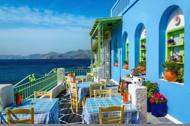 Restaurante típico griego colorido en Grecia
 - Foto, imagen