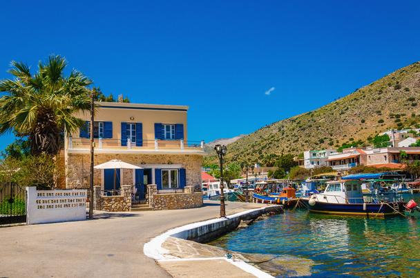 カラフルなボート、ギリシャの小さな港 - 写真・画像