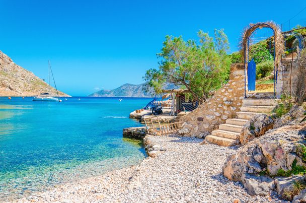 Лестницы с песчаного пляжа на греческом острове Калимнос
 - Фото, изображение