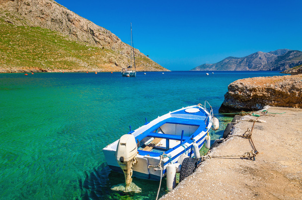 Pequeño barco a motor de cubierta abierta en colores griegos, Grecia
 - Foto, Imagen