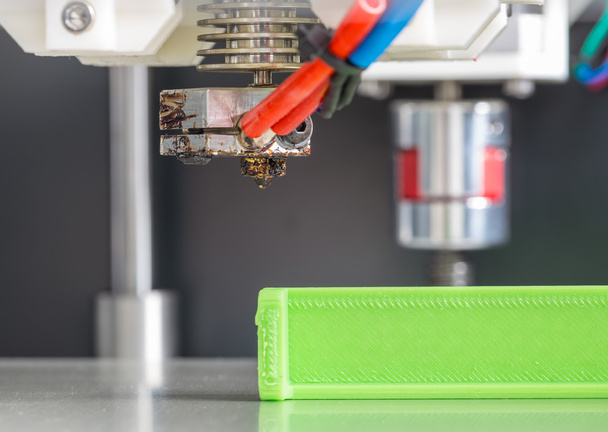 3D-printer met heldere groene gloeidraad - Foto, afbeelding