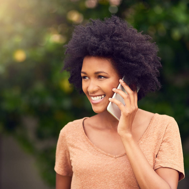 Puhelu, hymy ja ajattelu mustan naisen kanssa kodin puutarhassa viestintään tai verkostoitumiseen. Afro, rento ja idea onnellinen henkilö puhuu mobiili takapihalla kesäkeskustelun. - Valokuva, kuva