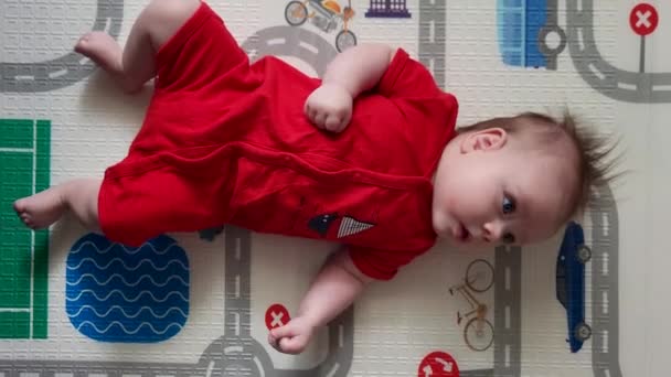 床にカラフルなブロックで遊ぶかわいい赤ちゃん - 映像、動画