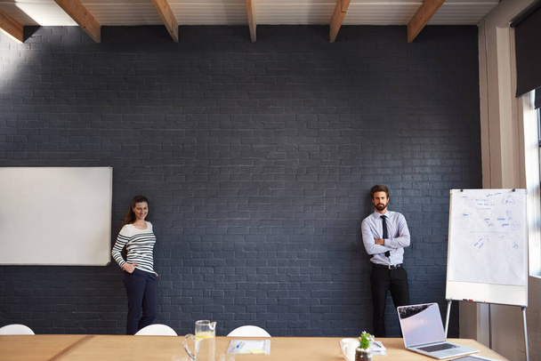 Geschäftsleute, Portrait und Wand mit Whiteboard für Teampräsentation, Coaching oder Konferenz im Büro. Kreative Männer, Frauen oder Moderatoren mit Vertrauen auf Attrappen für Kommunikation oder Start-up. - Foto, Bild