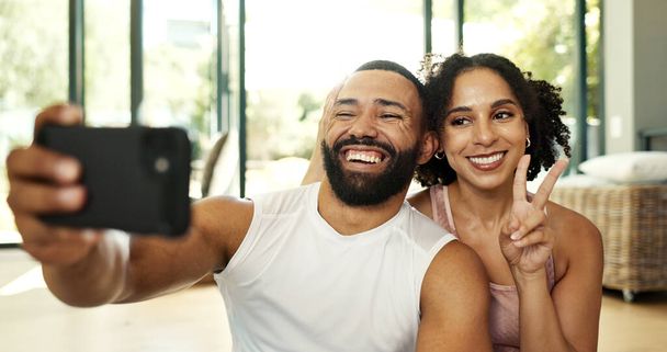 Coppia, casa e felice con selfie per l'esercizio fisico come influencer fitness o creatore di contenuti per i social media. Relazione, persone e divertimento o sorriso per la salute, il benessere e la cura di sé con il supporto. - Foto, immagini