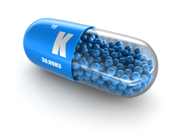 Vitamin capsule K (clipping path included). - Foto, afbeelding