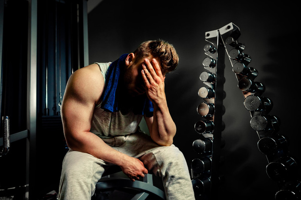 atleta bodybuilder stanco con frullatore di proteine e asciugamano in palestra
 - Foto, immagini