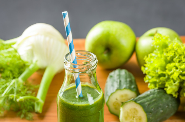 Zelený koktejl v láhvi s čerstvým ovocem a zeleninou - Fotografie, Obrázek