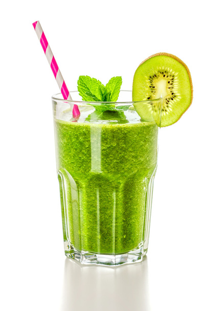 Een groene smoothie op een witte achtergrond - Foto, afbeelding