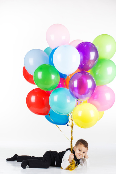 Little boy holding colorful balloons - Foto, afbeelding