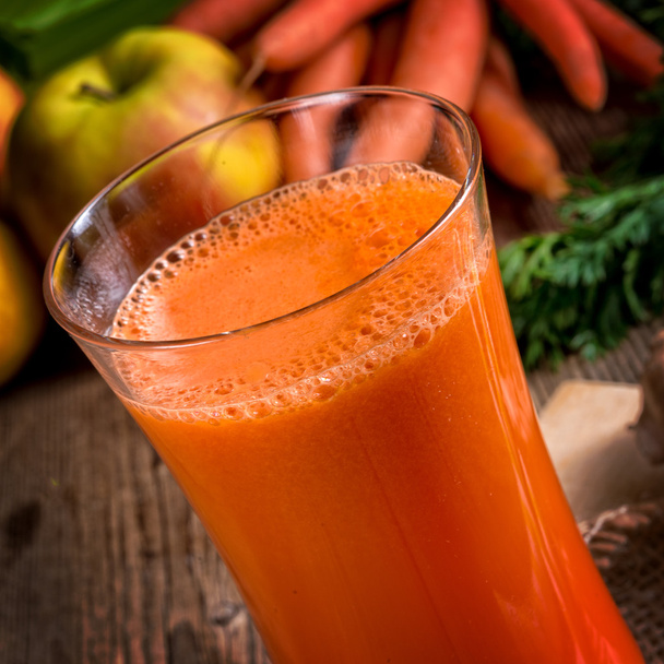 Freshly squeezed carrot juice - Foto, Bild