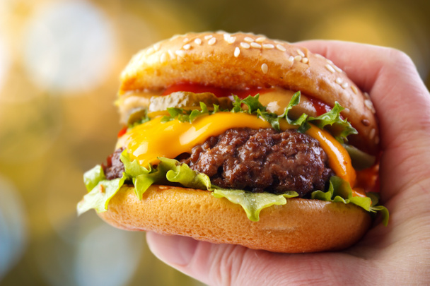Рука холдингу гамбургер
 - Фото, зображення