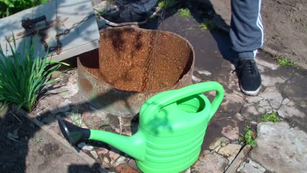 green watering can - Video, Çekim