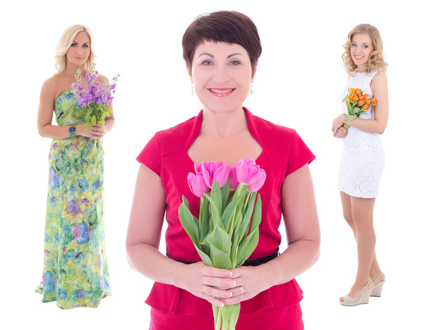 concept de vacances - trois femmes avec des fleurs en mains isolés sur  - Photo, image
