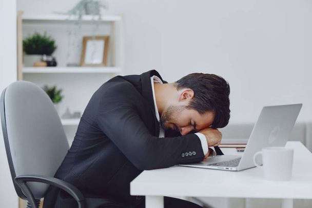 mężczyzna portret dorosłych biuro ból głowy siedzi smutny pracownik profesjonalne okulary zmęczony praca myślenie biznes biurko pracownik technologia wykonawczy laptop garnitur mylić - Zdjęcie, obraz