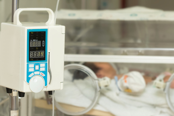 İnfüzyon pompa besleme IV damla bebeğin hasta içine  - Fotoğraf, Görsel