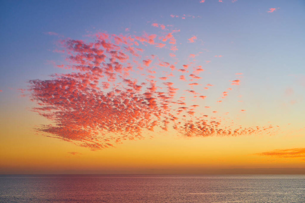 Farbenfroher Sonnenaufgang an der Küste von Gran Canaria. - Foto, Bild