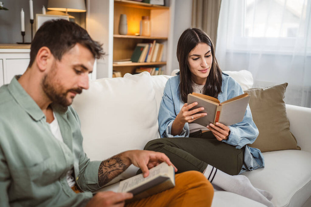 homem e mulher branco casal adulto ler livros em casa no sofá-cama - Foto, Imagem