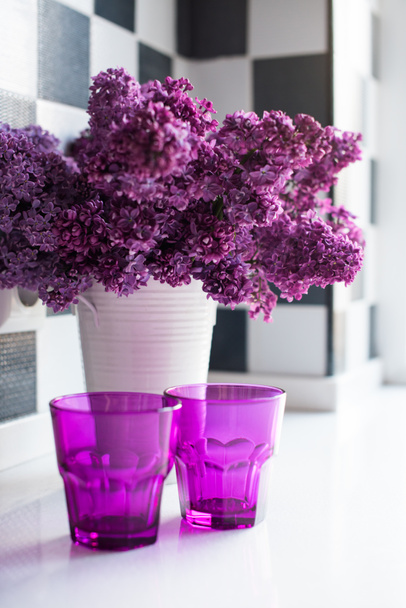 lilacs in a vase and glasses - Foto, Imagen