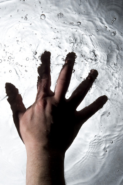 Hand on the black water - Foto, afbeelding