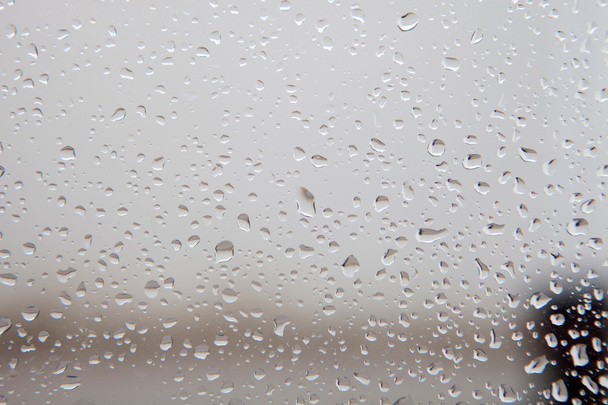 Mokre szkło z kropli deszczu jesienią - Zdjęcie, obraz