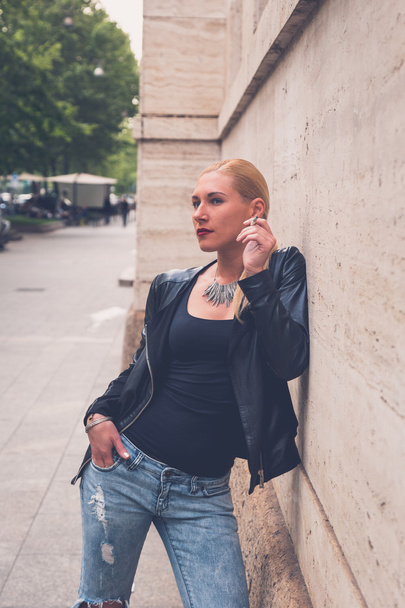 Beautiful girl smoking in the city streets - Foto, afbeelding