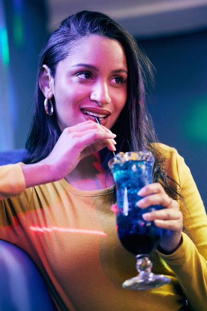 Уверенная, молодая женщина и веселье с коктейлем на ночь на вечеринке, мероприятии и в ночном клубе, чтобы отпраздновать день рождения. Улыбка, женщина человек расслабиться и пить алкоголь, мохито и фестиваль для счастливого часа. - Фото, изображение