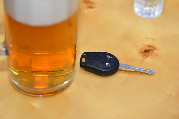 auton avain sijaitsee pöydällä lähellä lasit alkoholin
 - Valokuva, kuva