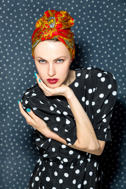 Fashion woman in head scarf - Foto, Bild