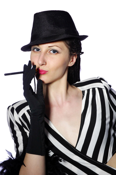 Młoda brunetka z mało plecionki w czarnym kapeluszu, piór i biało-czarna sukienka retro palenia papierosów - Zdjęcie, obraz