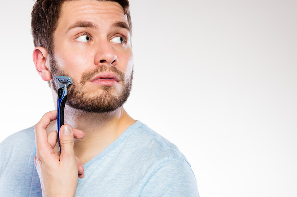 Man with beard holding razor blade - Foto, Bild